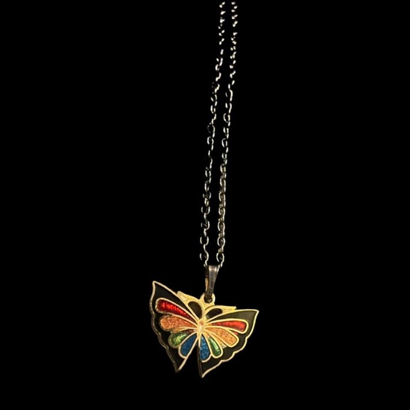 𝙵𝚕𝚊𝚜𝚑 𝚂𝚊𝚕𝚎 ‧₊˚❀༉‧₊ Vintage Cloisonné Butterfly Pendant 16” chain 80s Rainbow - Picture 2 of 13